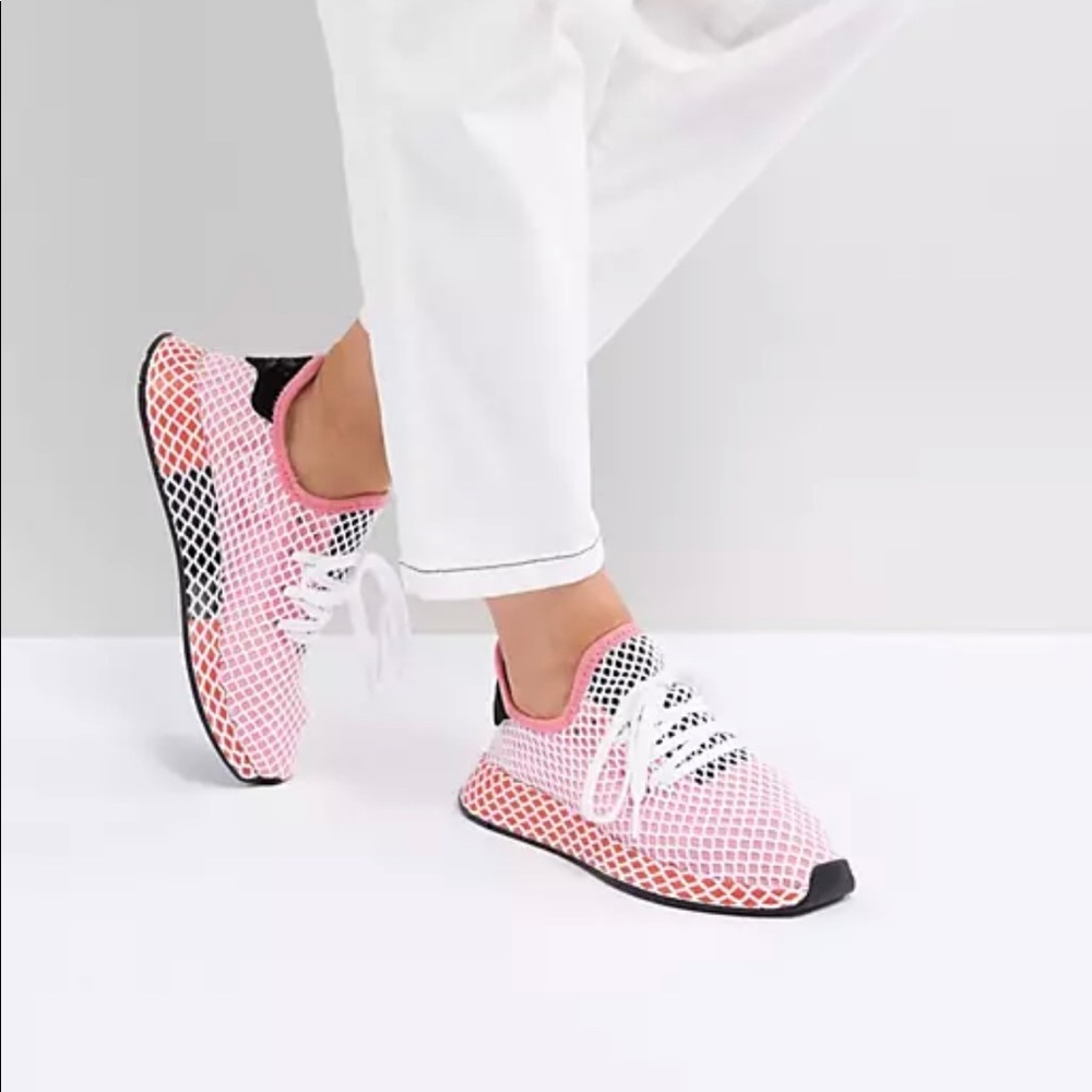 Brand new Adidas Deerupt tennis shoes.